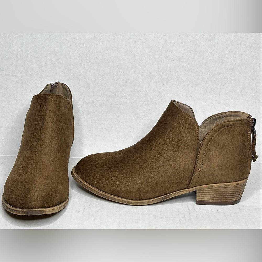 Journee Collection Livvy Booties, Women's Size 8W, Taupe